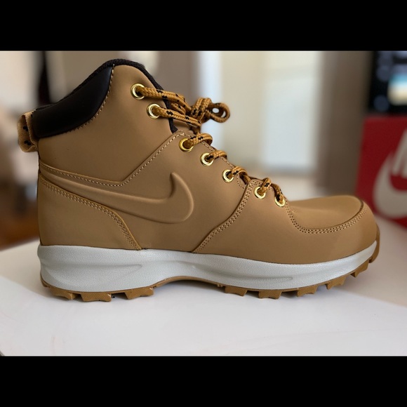 Brand new Nike Manila Leather Boots. Its never worn and in perfect condition - Picture 3 of 6